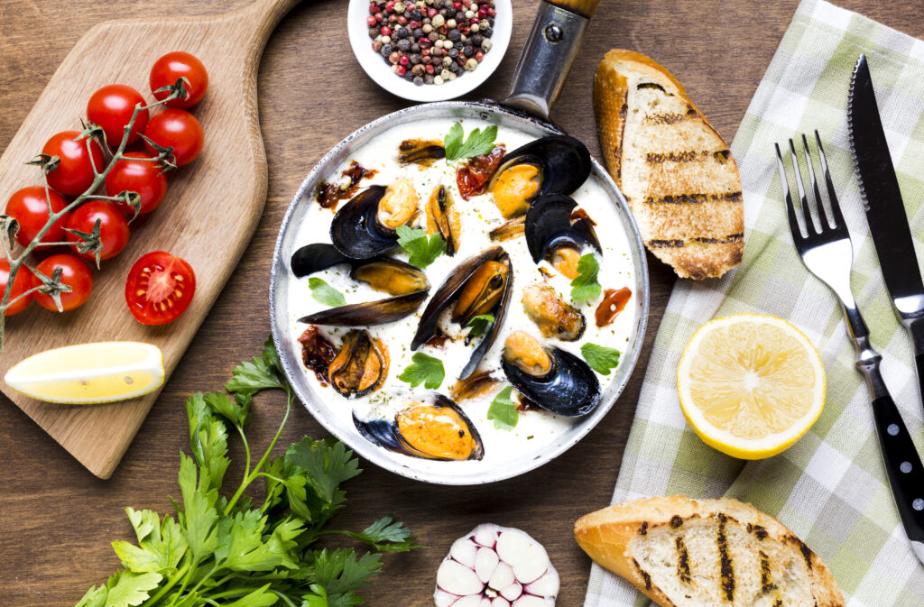 flat-lay-mussels-white-sauce